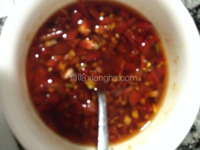 将调料兑在碗里，蘸着饺子吃真是美味无比。