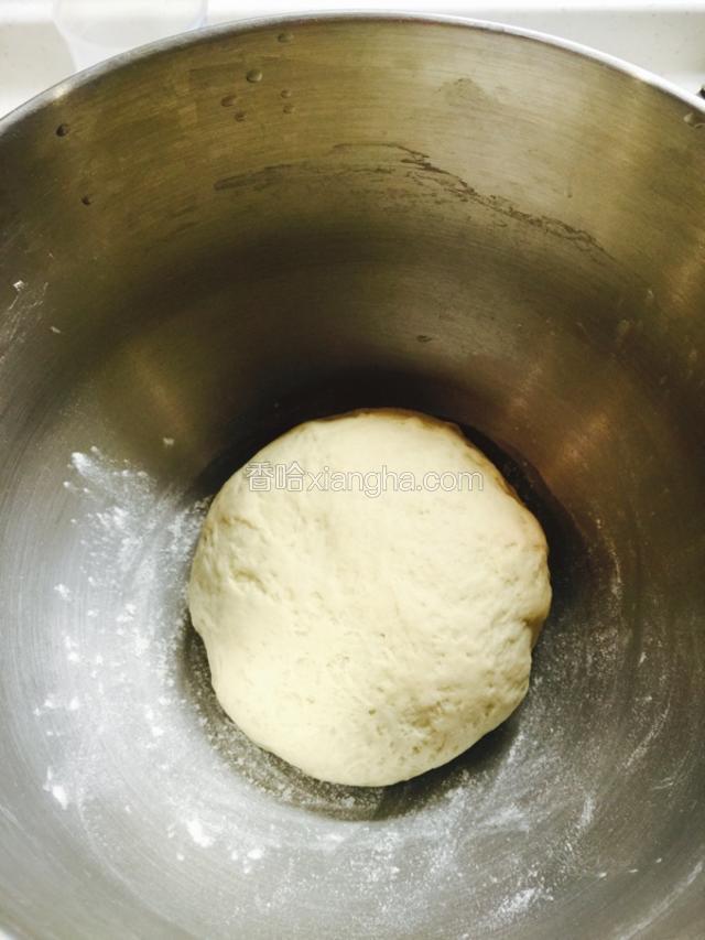 用手在揉2分钟直到表面光滑然后放进撒上一层面粉的盆中发孝..