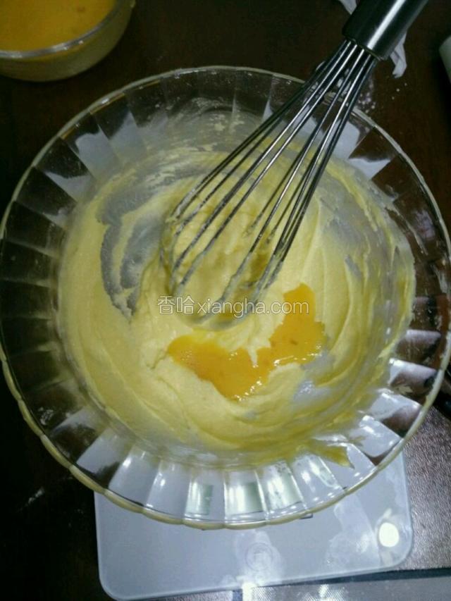分三次加入蛋液，每一次搅拌黄油与蛋液充分吸收后再加入下一次蛋液。 