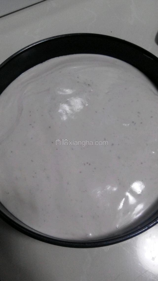 把剩下的慕斯糊倒进去，抹平表面，包上保鲜膜放进冰箱冷藏四小时以上。