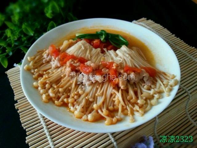 摆盘，打个葱结，西红柿也摆在金针菇面上。 