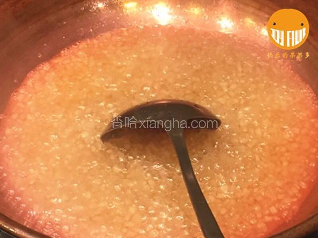 自冰箱取出，倒入铜锅内以中小火加热并不时搅拌；