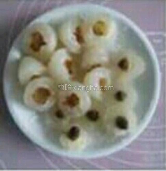 取剥好皮的荔枝一颗，在果肉偏上1/3处，用刀横切一圈，再用手轻轻一拽，连荔枝核一起分成两半。

