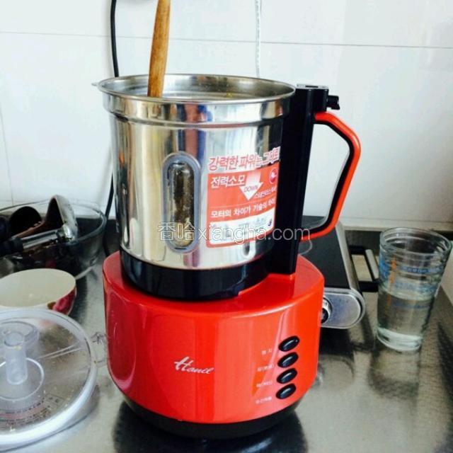 绿豆蒸熟后用搅拌机搅碎。 