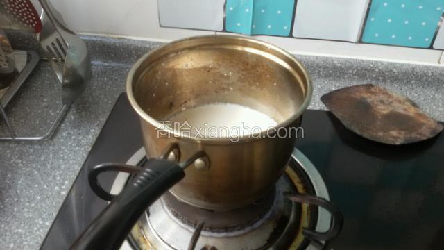 开小火至糖全部融化离火