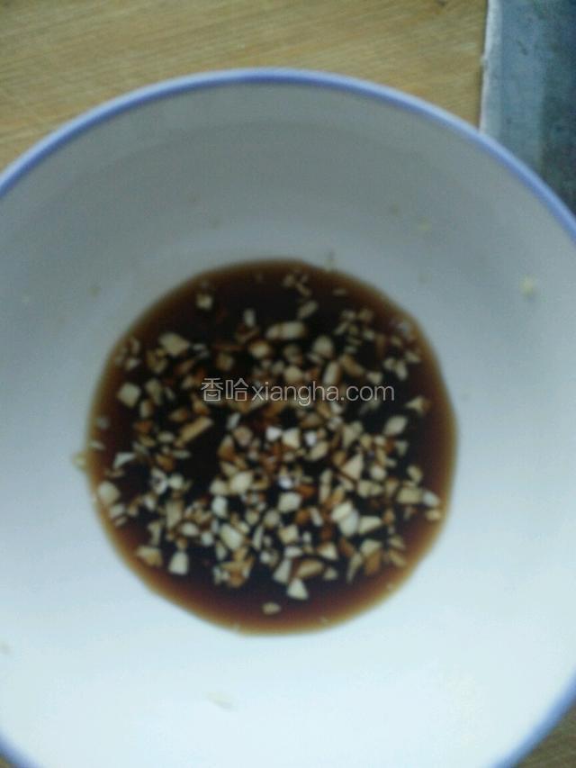准备蒜剁粒，倒入醋