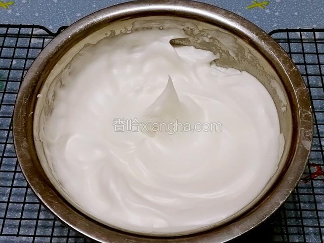 （此時180度預熱烤箱）
蛋白加入檸檬汁打蛋器打至粗泡，第一次加入1/3的糖打至濃密的細泡，第二次加入1/3的糖打至出現紋路，最後加入剩下的糖，打至拉起小尖角的乾性發泡狀態