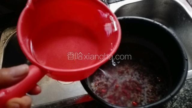 放入1大水勺半水