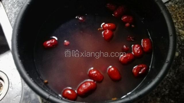 所有材料都放进去了，放入高压电饭锅中