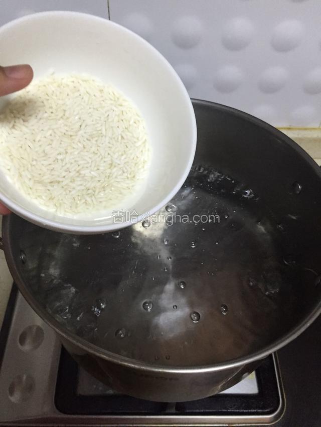 锅里加入适量水烧开，倒入洗好的糯米入锅中火煮15分钟。