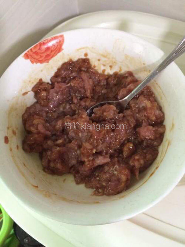 肉沫剁碎，用生抽，蚝油腌制，腌制肉末是为了使肉更入味，再炒也不紧。
