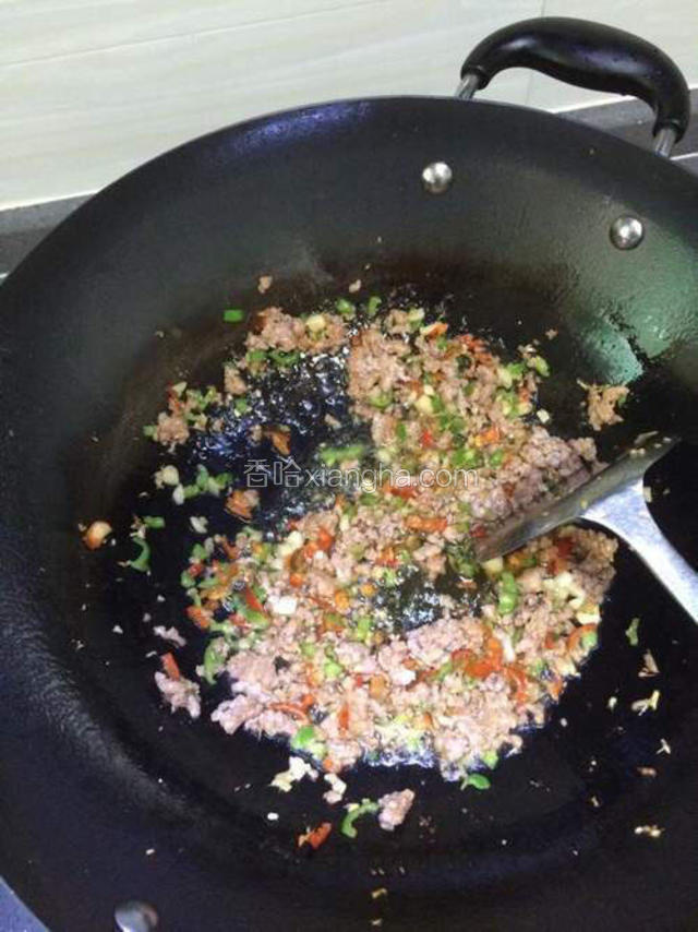 起油锅先把蒜，姜爆香再加入肉碎，辣椒编香，放盐调味。这时候锅里可保留一部分汤汁，为的是下一步让茄子入味。