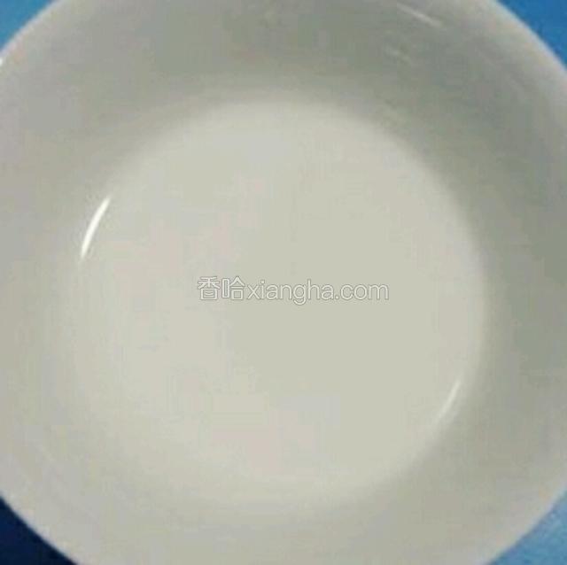 碗芡准备好，加盐，胡椒粉，料酒