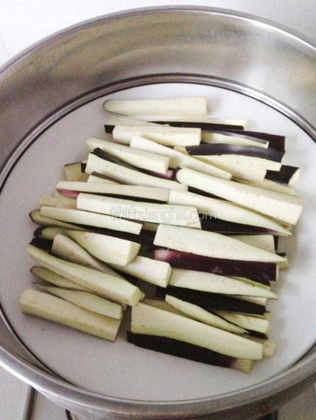 将茄子切条放到蒸锅蒸熟