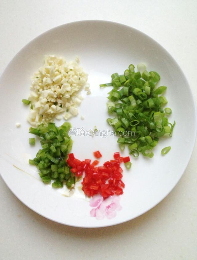 
将大蒜切末 葱切葱花 青红椒切末备用