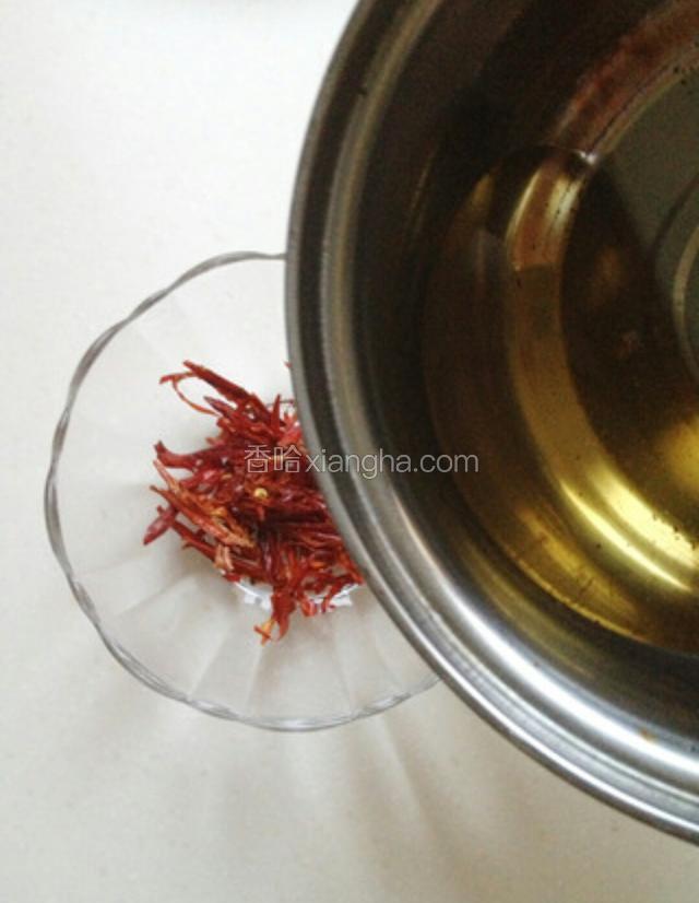 烧开油， 浇到盛干红辣椒的碗中
