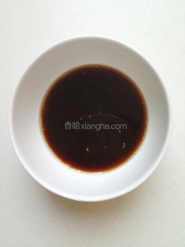 碗中倒入生抽 米醋 香油 鸡精 少许盐和糖以及花椒油调汁