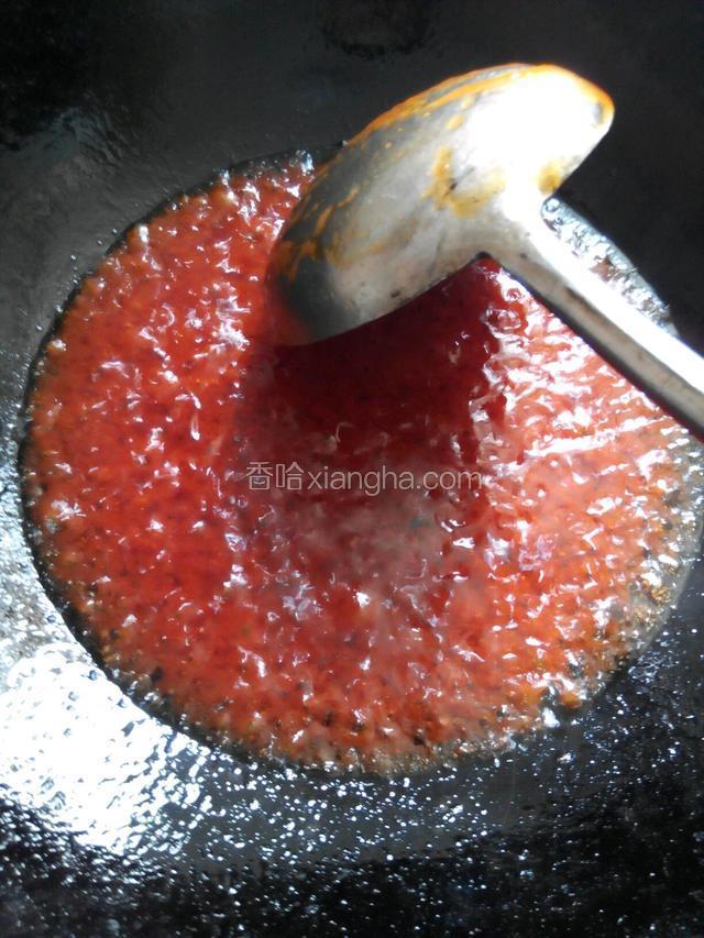 再起一锅，入油，低温炒番茄沙司，炒至微红。
在此建议：要使用番茄酱，不要用沙司，切记。