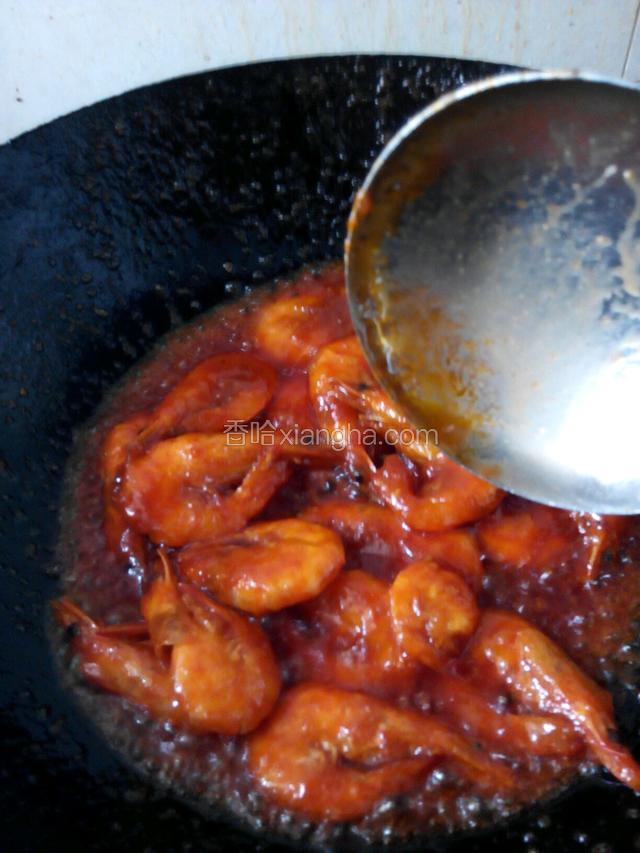 在此之前先调一个碗汁，入：耗油，生抽，盐，白胡椒粉，料酒，葱姜汁，清水，淀粉等，备用。
遗憾的是，忘记拍照，抱歉。
调入锅中。