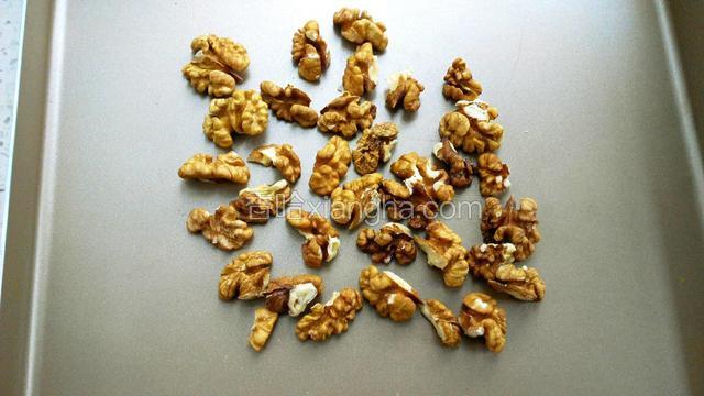 核桃仁放入烤盘，烤箱130度预热两分钟
