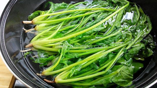锅里水烧开，放入整根菠菜，焯熟