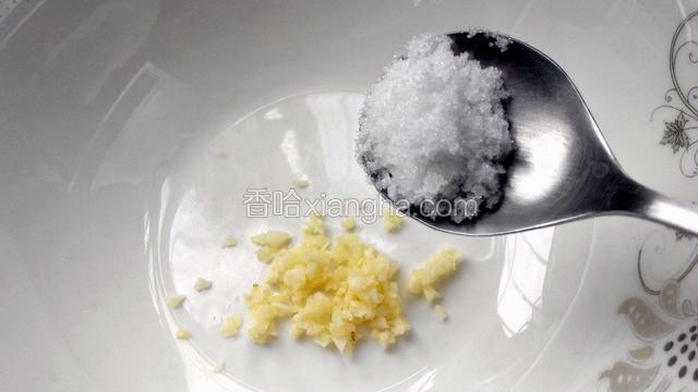 准备料汁：蒜拍成末，放入碗中，加入糖