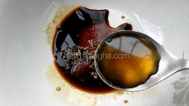 放入香油，拌匀