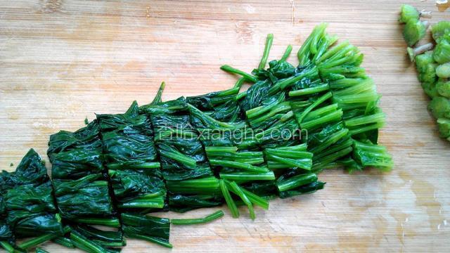 菠菜捞出，用手将水稍微捏干，切去根部，再切成三四公分的段（菠菜根部也能食用）