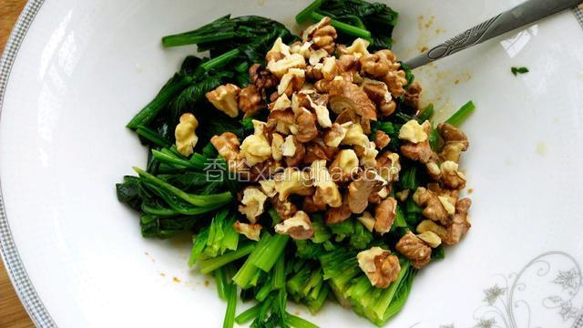 将菠菜放入料汁碗中，核桃仁掰小一点也放入