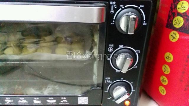 烤箱预热  上下火先170度十分钟 再160度
十分钟