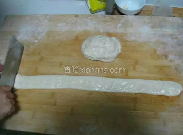 面板稍抹点油，分成4份。揉成条，压扁。