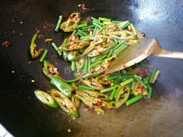 锅里继续火热，倒入少许食用油，下调好的调料火爆一下，倒入蒜苔炒两分后，接着倒入尖椒一起炒两分钟！