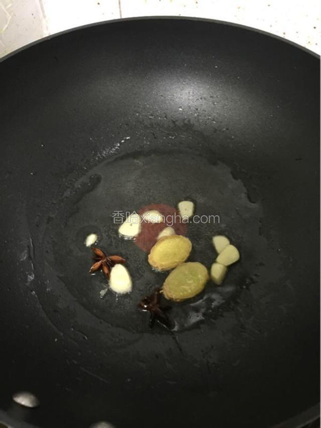 煸香大料、姜、蒜。