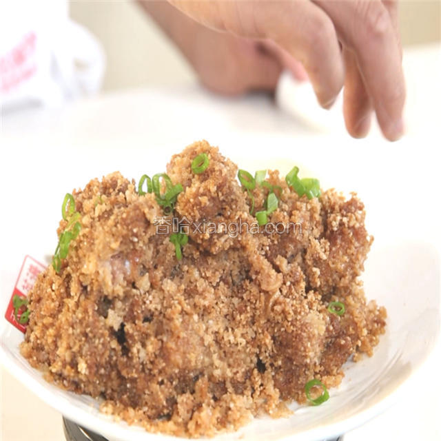 将排骨端出，撒上葱，一道美味可口，色香味俱全的粉蒸排骨就展现在大家面前了。