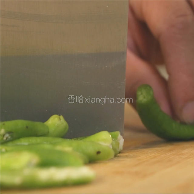 杭椒去蒂去筋膜切菱形片。