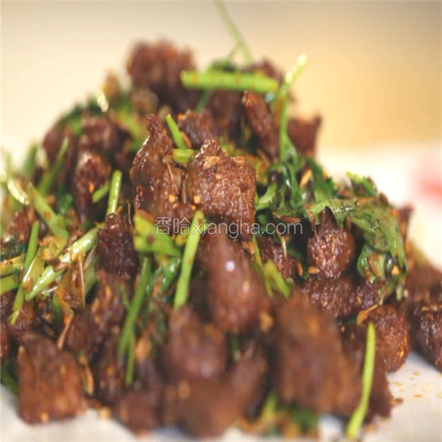 一道美味可口，色香味俱全的孜然羊肉就展现在大家面前了。
