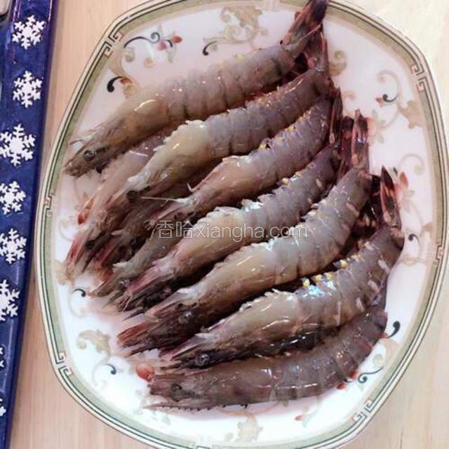 剪去虾须、虾脚、从虾背至虾尾外剪开