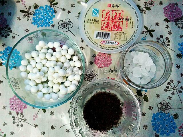 准备适量的糯米粉加温水划开，揉成面团，再搓成细长条，在搓成一个个小丸子，大小大家根据自己喜好。如果觉得麻烦，也可以去超市买那种没有加馅料的白糯米丸子。
准备好甜酒酿，市面上普通的就可以。
适量的冰糖。