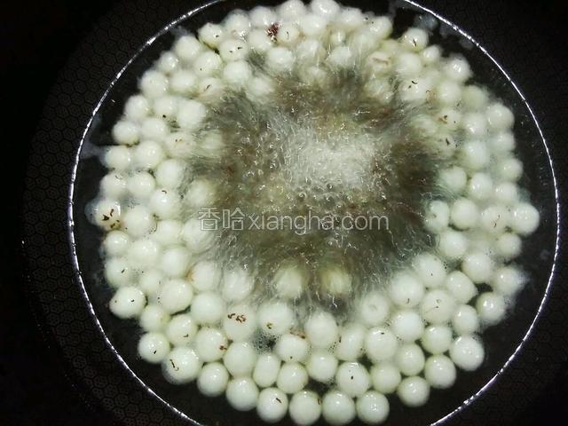 糯米圆子再煮开浮起时，可放入一些干桂花一起煮。
几分钟后就能闻到桂花的香味。