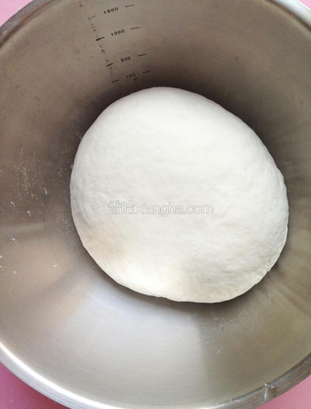 温水和好的面，醒发30分钟后揉匀