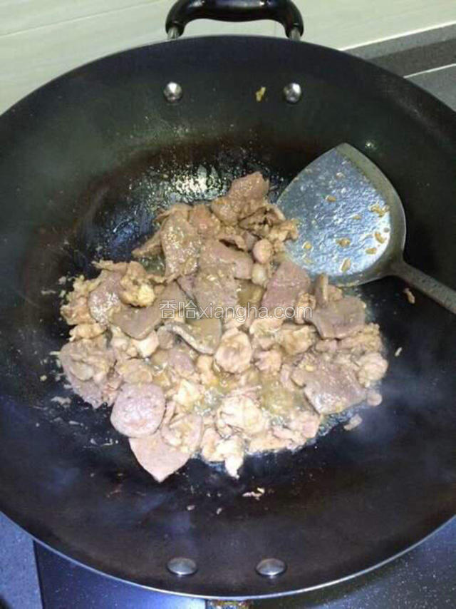 大火炒到猪肝瘦肉变色时，出锅先拿个盘子装起刚才炒好的猪肝瘦肉。