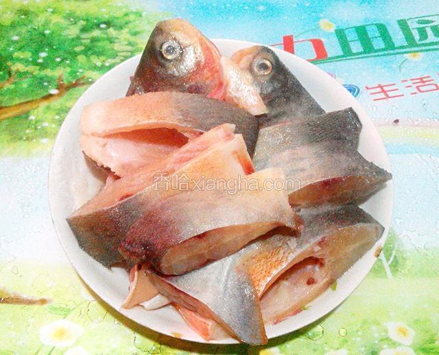 红鲳鱼切块.撒上盐,腌30分钟.