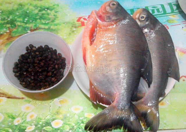 豆鼓备好,红鲳鱼洗净沥干,备用.