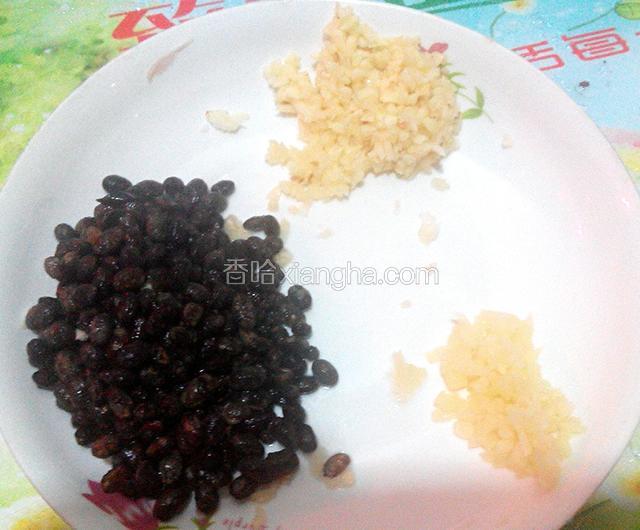 蒜头剁成蒜沫,姜剁成姜沫.