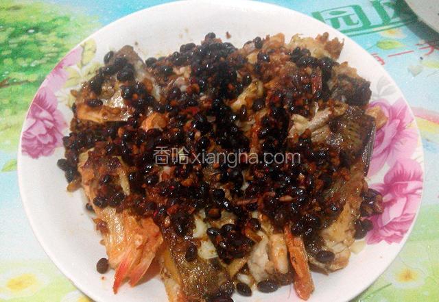 往鱼块上面撒上姜沫,淋上豆鼓蒜头油.
