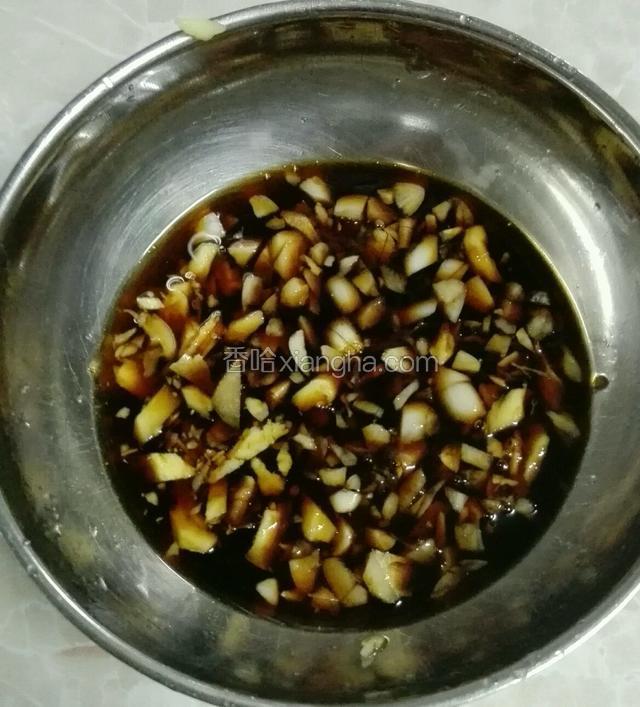 加入3勺子生抽调成酱汁。吃虾的时候点着吃。