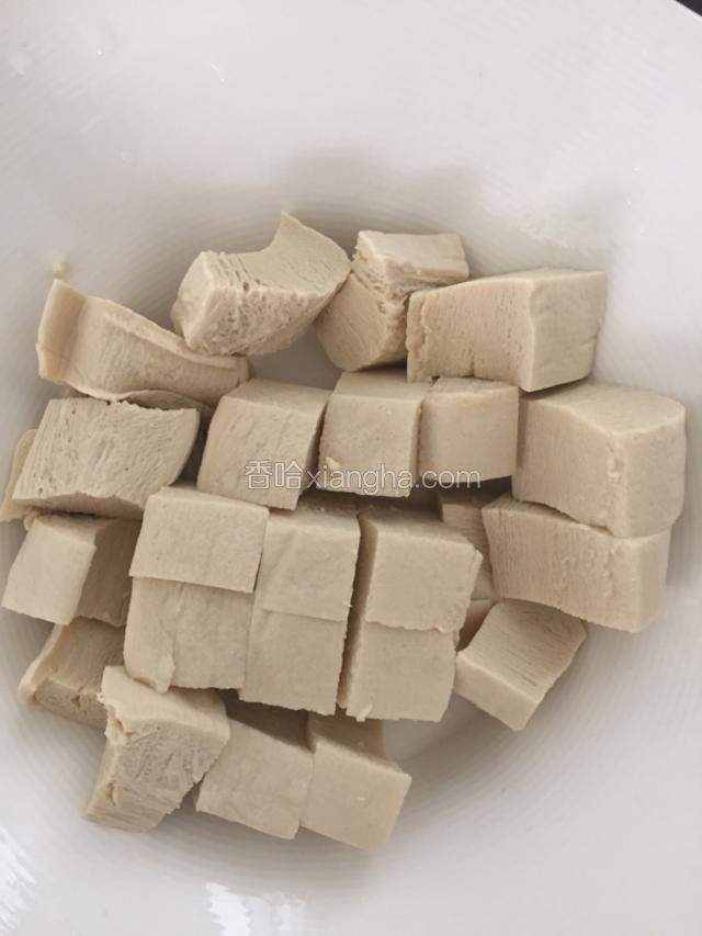 水豆腐切成小块待用
