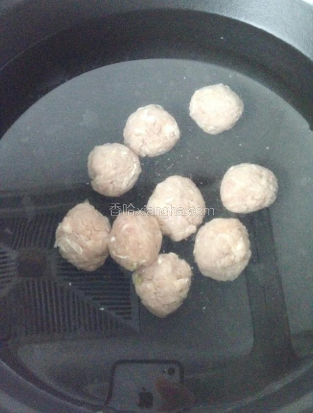 锅中加清水，开小火，待小泡后逐个放入制好的牛肉丸