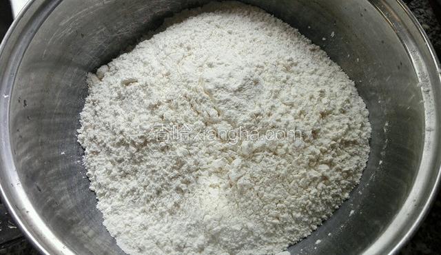 准备1斤面粉放入8勺子白糖拌均匀



