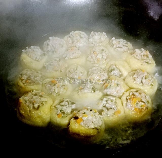 打开锅盖，淋入1勺花生油，半勺盐，煮一下即可，不要翻动。


